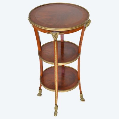 Guéridon en placage de bois de rose et ornementation de bronze doré à décor de têtes de béliers