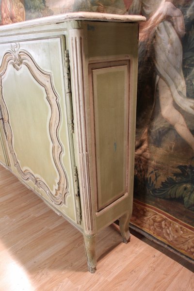 buffet a hauteur d'appui rechampi vert. late 18th/early 19th century