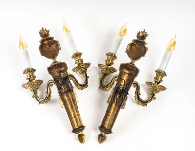 Coppia di sconsigliere a due luci a braccio in bronzo cesellato in stile Luigi XVI