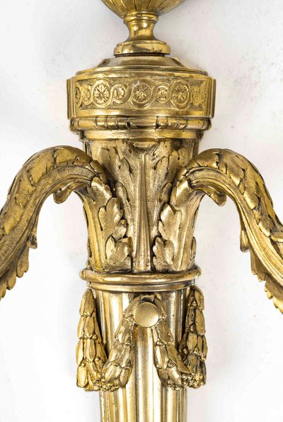 Coppia di sconsigliere a due luci a braccio in bronzo cesellato in stile Luigi XVI