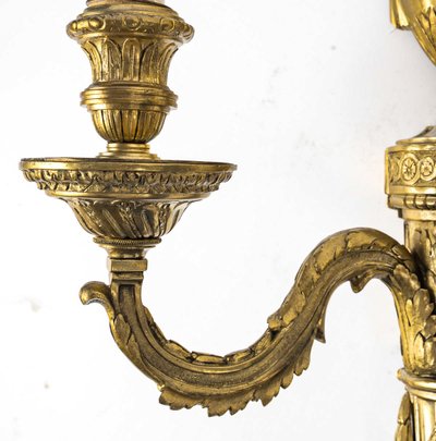 Coppia di sconsigliere a due luci a braccio in bronzo cesellato in stile Luigi XVI
