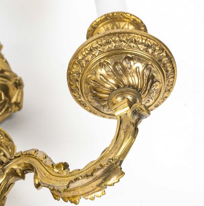 Coppia di sconsigliere a due luci a braccio in bronzo cesellato in stile Luigi XVI