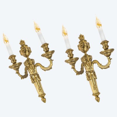 Coppia di sconsigliere a due luci a braccio in bronzo cesellato in stile Luigi XVI