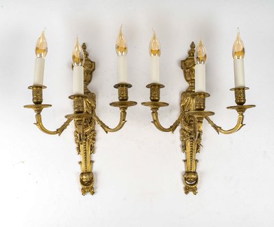 Paire d’Appliques en Bronze Ciselé à trois Bras de Lumières de style Louis XVI