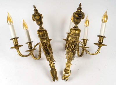 Paire d’Appliques en Bronze Ciselé à trois Bras de Lumières de style Louis XVI