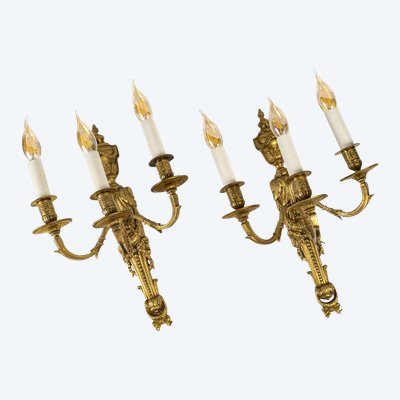 Paire d’Appliques en Bronze Ciselé à trois Bras de Lumières de style Louis XVI