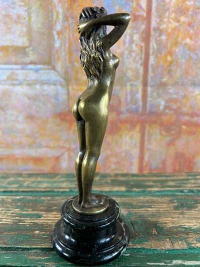 Elegante statuetta Art Déco in bronzo - Donna nuda in piedi - Base in marmo - H. 17 cm