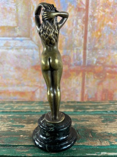 Elegante statuetta Art Déco in bronzo - Donna nuda in piedi - Base in marmo - H. 17 cm