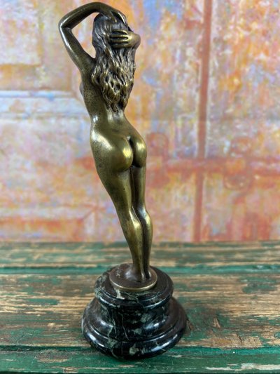 Elegante statuetta Art Déco in bronzo - Donna nuda in piedi - Base in marmo - H. 17 cm