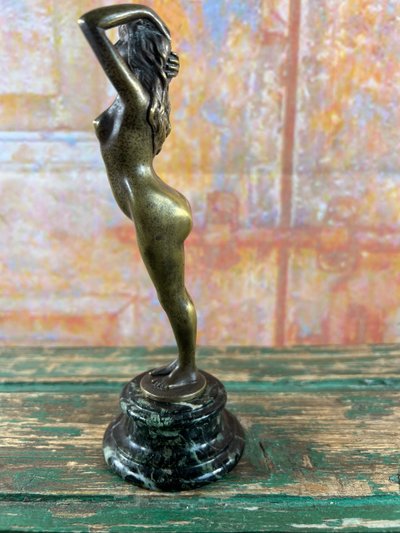 Elegante statuetta Art Déco in bronzo - Donna nuda in piedi - Base in marmo - H. 17 cm