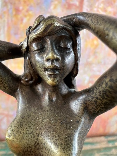 Elegante statuetta Art Déco in bronzo - Donna nuda in piedi - Base in marmo - H. 17 cm