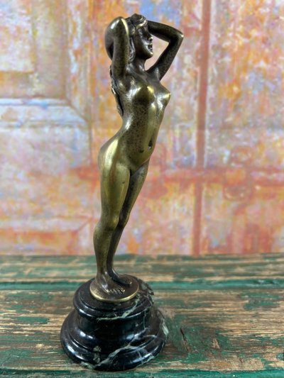 Elegante statuetta Art Déco in bronzo - Donna nuda in piedi - Base in marmo - H. 17 cm