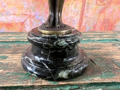 Elegante statuetta Art Déco in bronzo - Donna nuda in piedi - Base in marmo - H. 17 cm