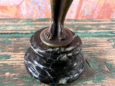 Elegante statuetta Art Déco in bronzo - Donna nuda in piedi - Base in marmo - H. 17 cm