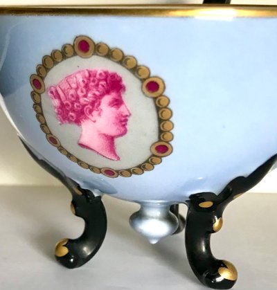 Tripod-Tasse aus Porzellan mit Dekor aus römischen Porträts XIX.