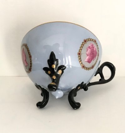 Tripod-Tasse aus Porzellan mit Dekor aus römischen Porträts XIX.