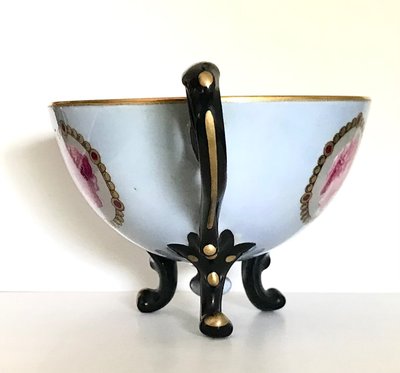 Tripod-Tasse aus Porzellan mit Dekor aus römischen Porträts XIX.