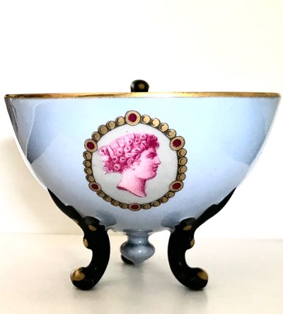 Tripod-Tasse aus Porzellan mit Dekor aus römischen Porträts XIX.