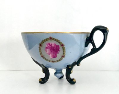 Tripod-Tasse aus Porzellan mit Dekor aus römischen Porträts XIX.