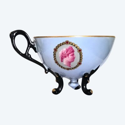 Tripod-Tasse aus Porzellan mit Dekor aus römischen Porträts XIX.
