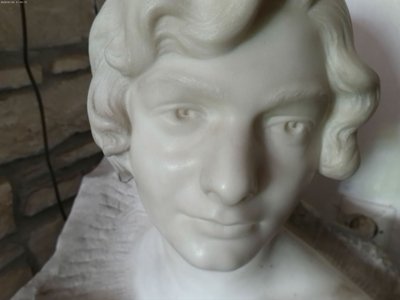 Busto in marmo di Carrara firmato Vastok