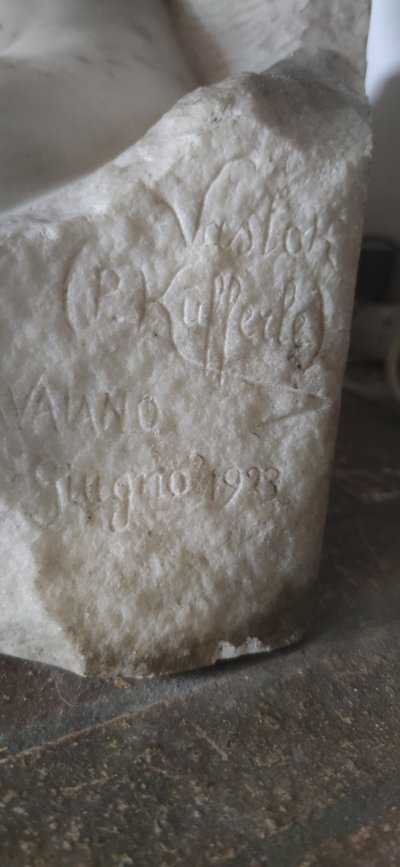 Busto in marmo di Carrara firmato Vastok