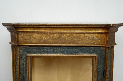 Antica vetrina in legno laccato e dorato. Napoli, XVIII secolo.