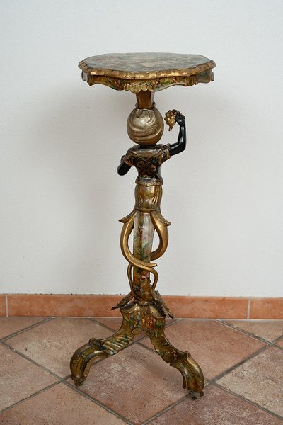 Kleiner antiker Tisch aus lackiertem und vergoldetem Holz. Moro Venedig, 19. Jahrhundert.