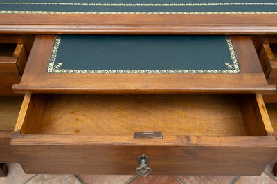 Bureau ancien Louis XVI de centre de pièce en noyer massif. Naples, XIXe siècle.