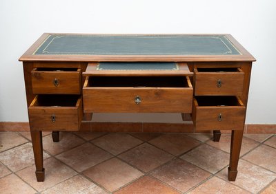 Bureau ancien Louis XVI de centre de pièce en noyer massif. Naples, XIXe siècle.