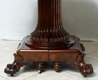 Antique Empire table in mahogany with central foot. Belgium, 19th century.