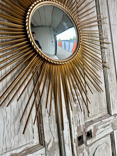 Miroir soleil en métal doré circa 1960