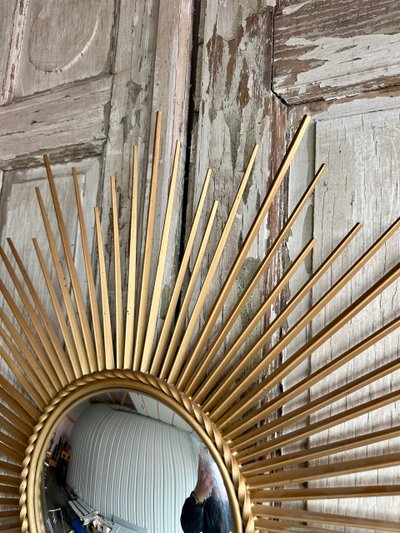 Miroir soleil en métal doré circa 1960