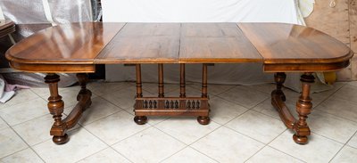 Tavolo allungabile in noce massiccio francese Henri II della seconda metà del XIX secolo.