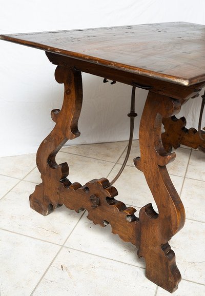Antique refectory table in solid walnut. Naples, early 18th century.