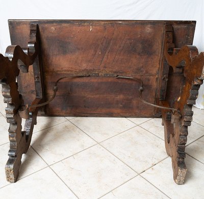 Antique refectory table in solid walnut. Naples, early 18th century.