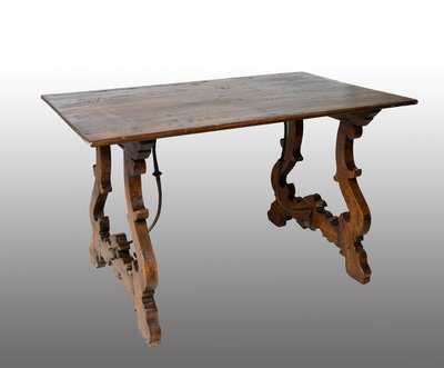 Antique refectory table in solid walnut. Naples, early 18th century.