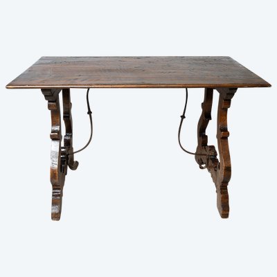 Antique refectory table in solid walnut. Naples, early 18th century.
