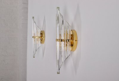 Paar Wandleuchten aus abgeschrägtem Kristallglas und Messing