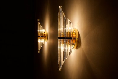 Paar Wandleuchten aus abgeschrägtem Kristallglas und Messing