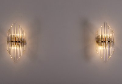 Paar Wandleuchten aus abgeschrägtem Kristallglas und Messing