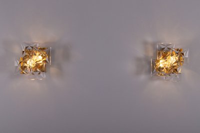 Coppia di lampade da parete brutaliste in ottone dorato e cristallo