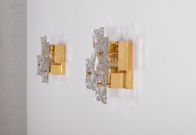 Coppia di lampade da parete brutaliste in ottone dorato e cristallo