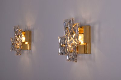 Coppia di lampade da parete brutaliste in ottone dorato e cristallo