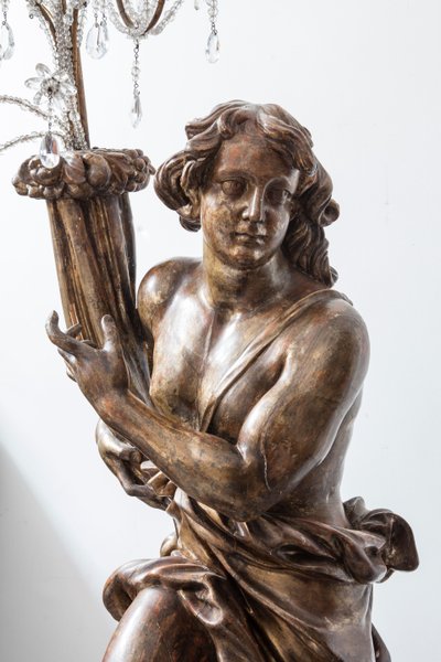 Sculpteur italien du 17e siècle, paire de chandeliers en bois sculpté et doré