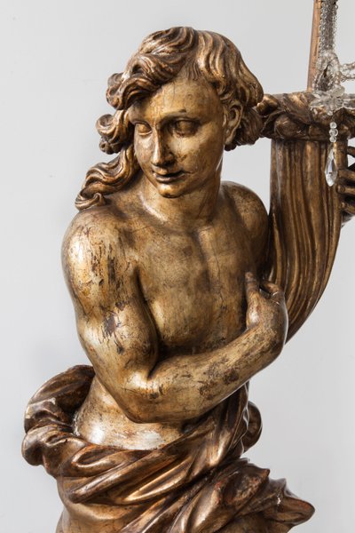 Sculpteur italien du 17e siècle, paire de chandeliers en bois sculpté et doré