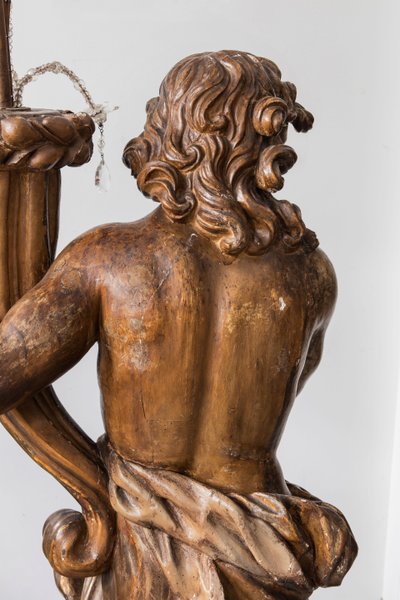 Sculpteur italien du 17e siècle, paire de chandeliers en bois sculpté et doré