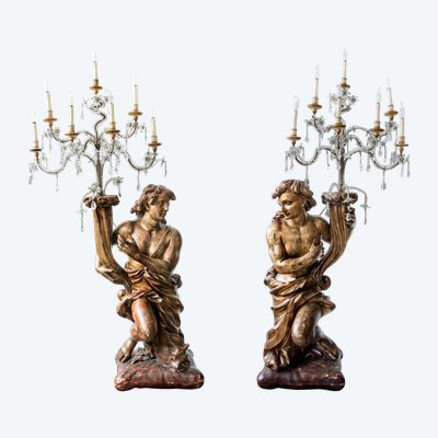 Sculpteur italien du 17e siècle, paire de chandeliers en bois sculpté et doré