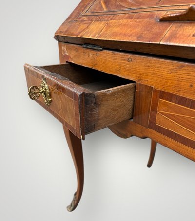 Louis XV period secrétaire - bureau de pente with native wood veneer - 18th century