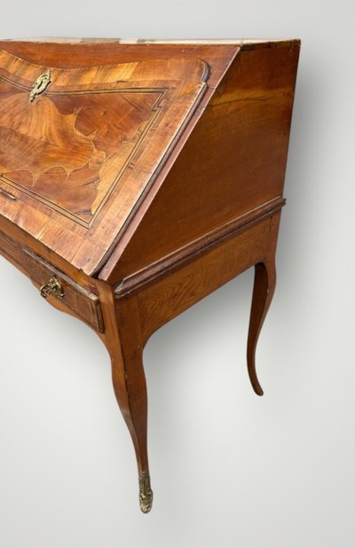 Louis XV period secrétaire - bureau de pente with native wood veneer - 18th century